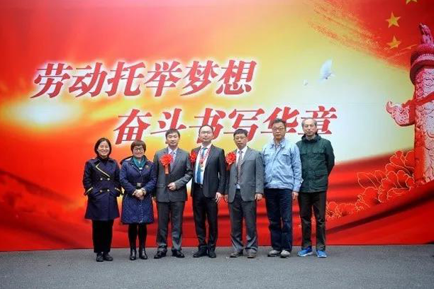 向勞模致敬！華虹集團(tuán)2位上海市勞動(dòng)模范和2個(gè)上海市模范集體受表彰